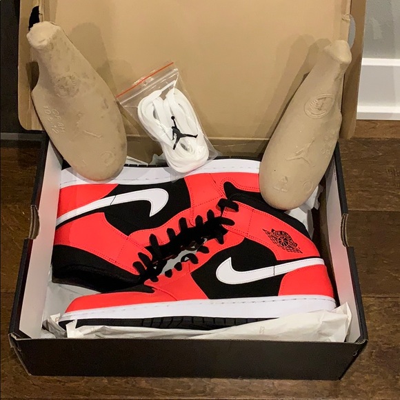 *SOLD ON EBAY* Air Jordan 1 Mid Black Infrared - Picture 3 of 5